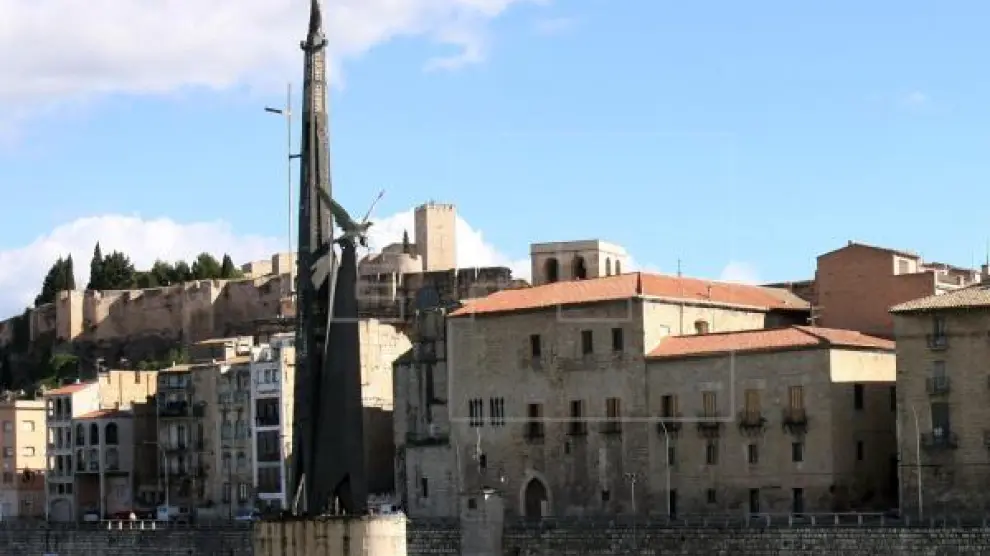 El monumento franquista ubicado en el Ebro a su paso por Tortosa, en una imagen de archivo