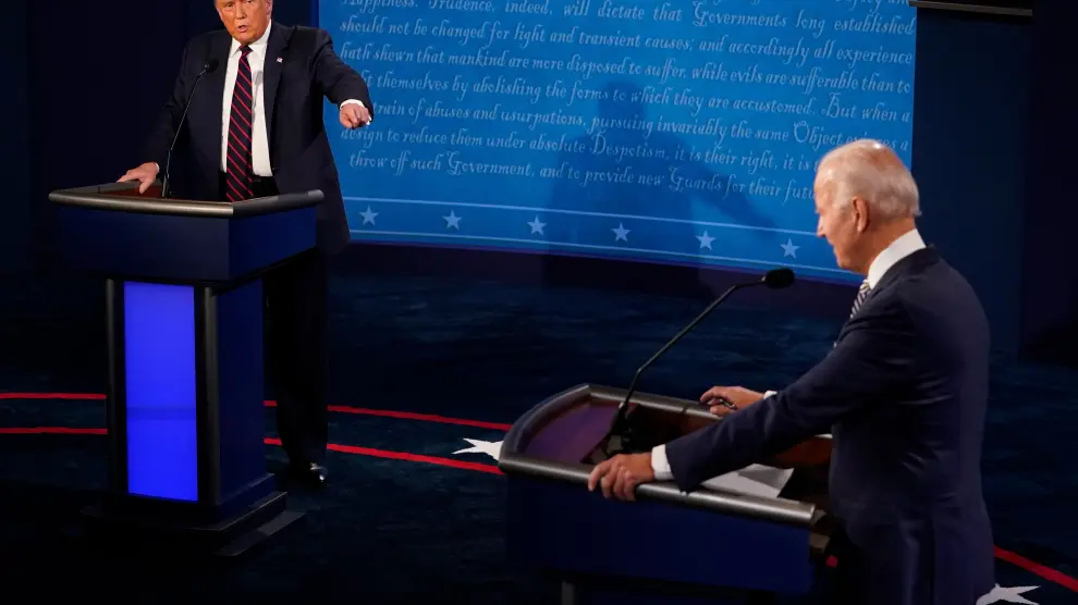 Cleveland (United States), 30/09/2020.- US President Donald Trump and Democratic presidential candidate and former Vice President Joe Biden exchange points during the first Presidential Debate at the Case Western Reserve University and Cleveland Clinic in Cleveland, Ohio, 29 September 2020. It is the first of three scheduled debates between US President Donald Trump and Democratic presidential candidate and former Vice President Joe Biden. (Estados Unidos) EFE/EPA/Morry Gash / POOL First 2020 Presidential Debate