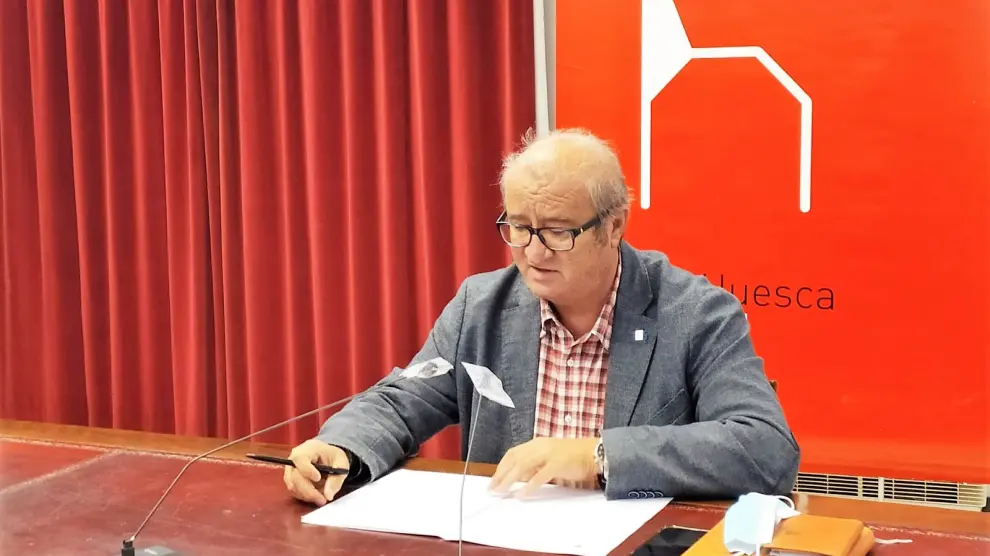 El concejal José María Romance (PSOE) durante la presentación de la propuesta de ordenanzas.