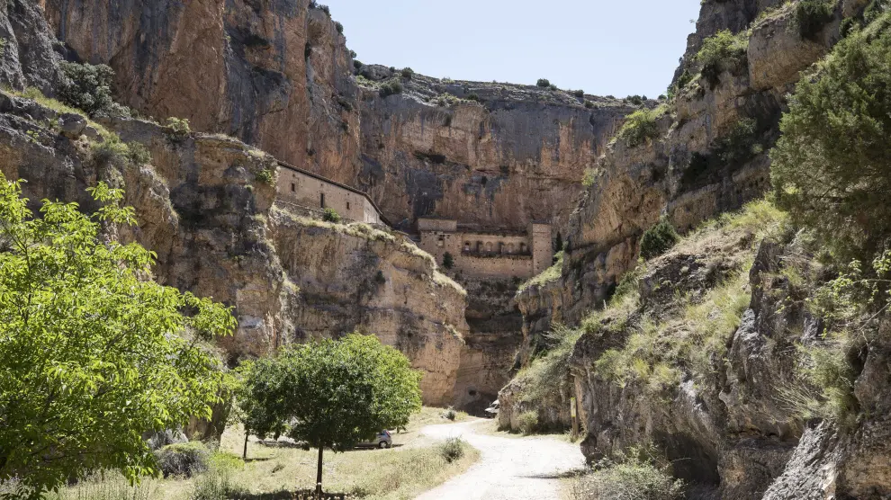 El sorprendente santuario rupestre de la Virgen de Jaraba, encaramado sobre uno de los riscos del barranco de la Hoz Seca