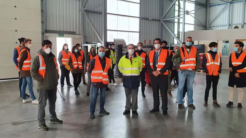 Alumnos y ponentes del curso sobre aeronáutica de la Universidad de Verano de Teruel visitan las instalaciones de Tarmac Aragón en el aeropuerto de Teruel.