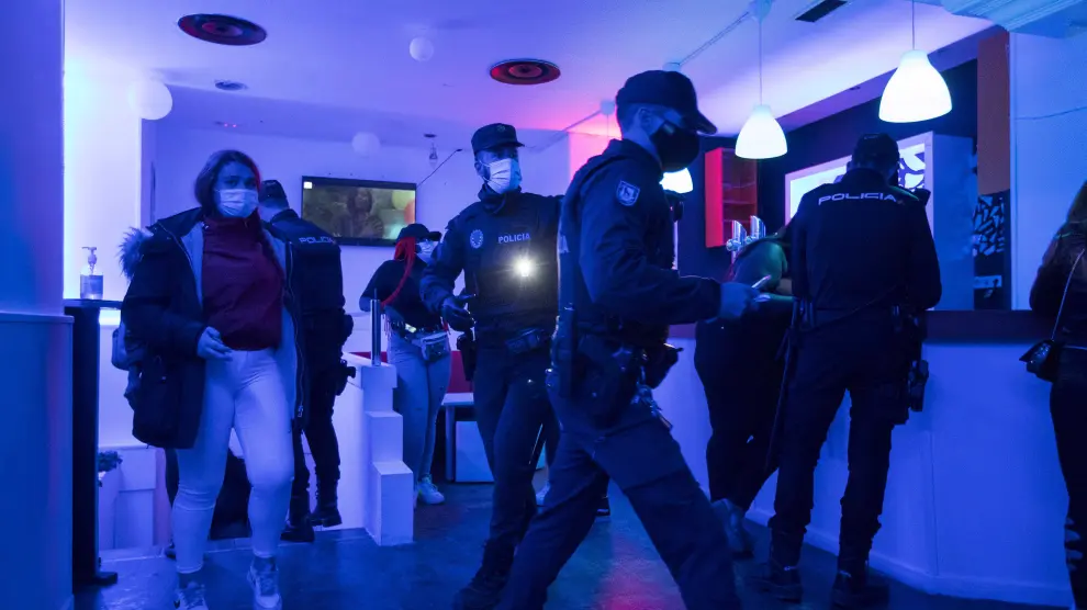 El dispositivo conjunto de la Policía Local y Nacional desaloja a 75 jóvenes de un pub de Zaragoza