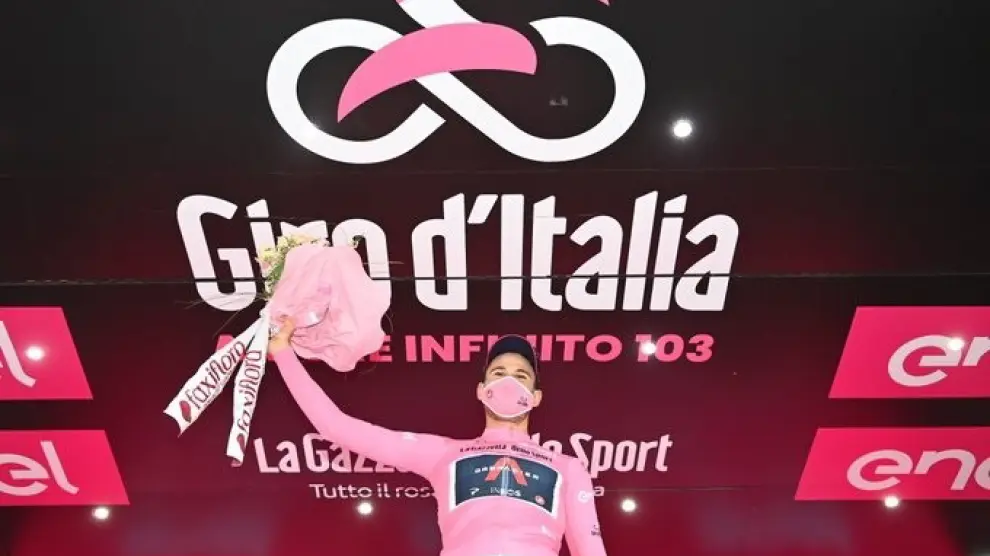 Filippo Ganna se enfunda la 'maglia rosa' en el arranque del Giro