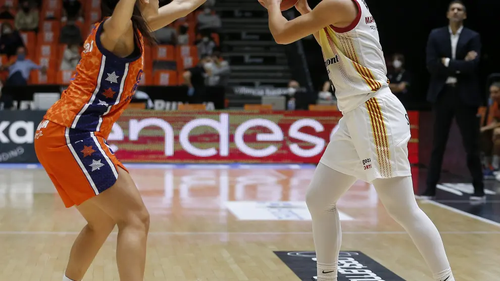 Partido del Casademont femenino en la pista del Valencia Basket.