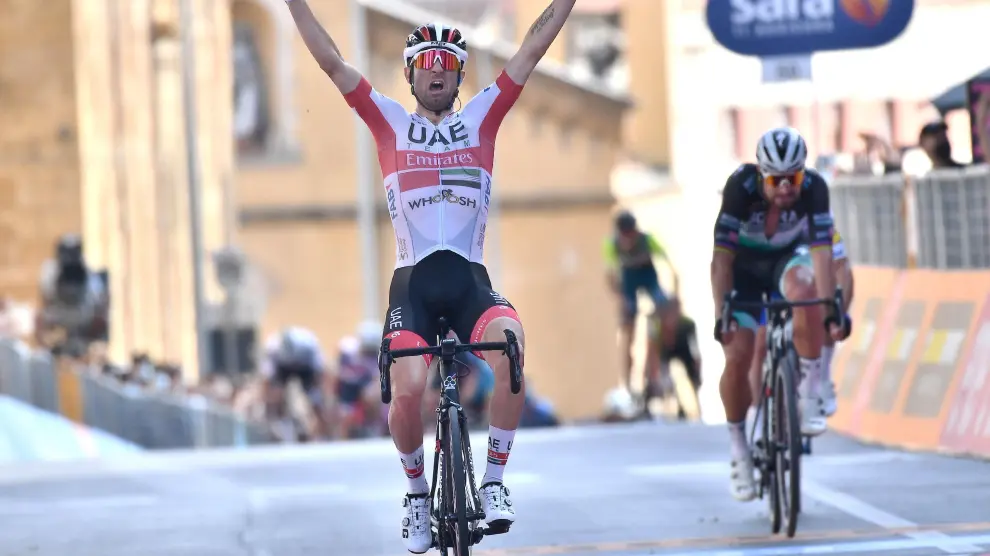 El italiano Diego Ulissi (UAE) se impuso al esprint por delante del eslovaco Peter Sagan (Bora Hansgrohe) este domingo en la segunda etapa del Giro de Italia
