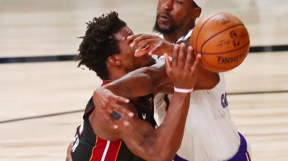 Jimmy Butler trata de evitar la defensa de Caldwell Pope, de los Lakers en el cuarto cuarto del partido.