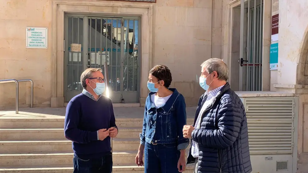 Dirigentes del PP turolense a las puertas del centro de salud del Centro Histórico de Teruel.