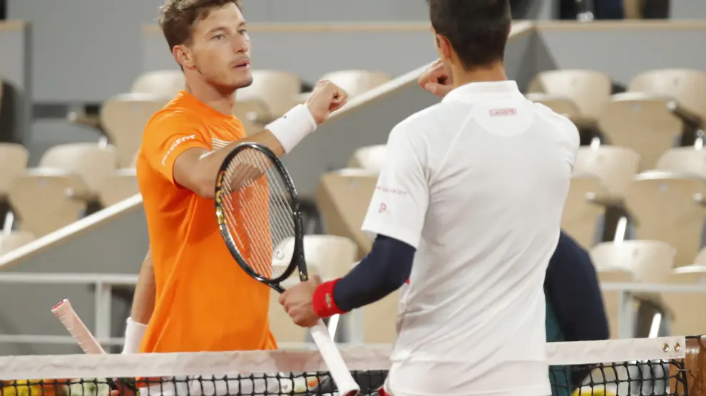 Carreño y Djokovic se saludan tras la victoria de este último en los cuartos de final de Roland Garros.