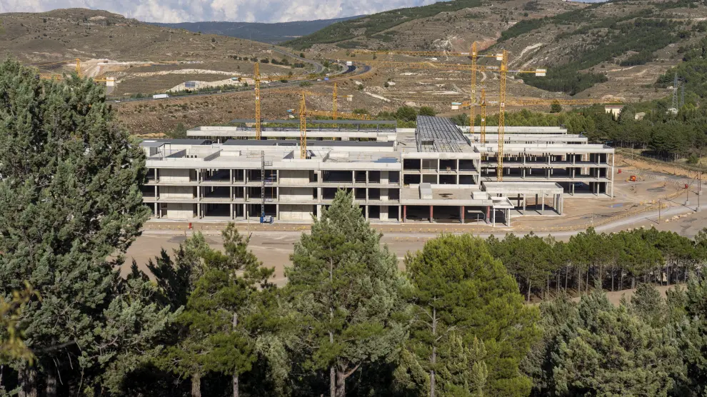 obras del nuevo hospital de Teruel con la autovia A 23 de fondo. Foto Antonio Garcia/Bykofoto. 13/08/20 [[[FOTOGRAFOS]]] [[[HA ARCHIVO]]]