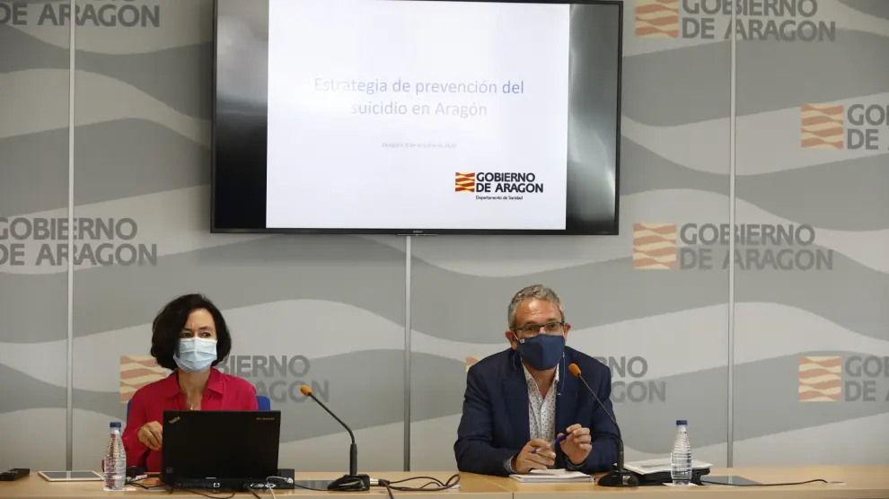 El director general de Asistencia Sanitaria junto a la coordinadora de la Estrategia de prevención del suicidio en Aragón.
