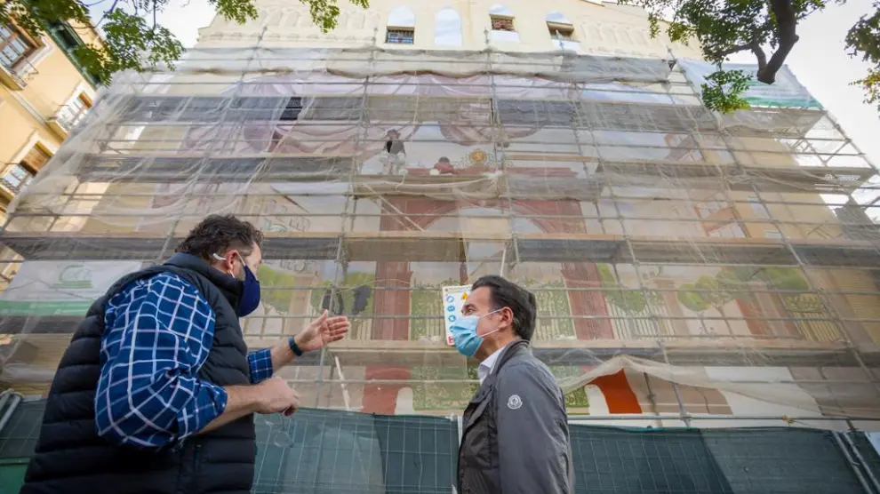 El pintor Pepe Cerdá, este viernes, conversando con el concejal de Urbanismo y Equipamientos, Víctor Serrano, ante los trabajos del nuevo mural.