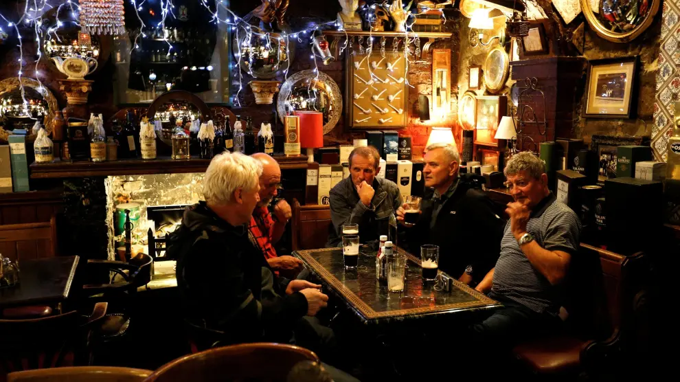 Varias personas sin mascarilla ni distancia social en un pub de Edimburgo.