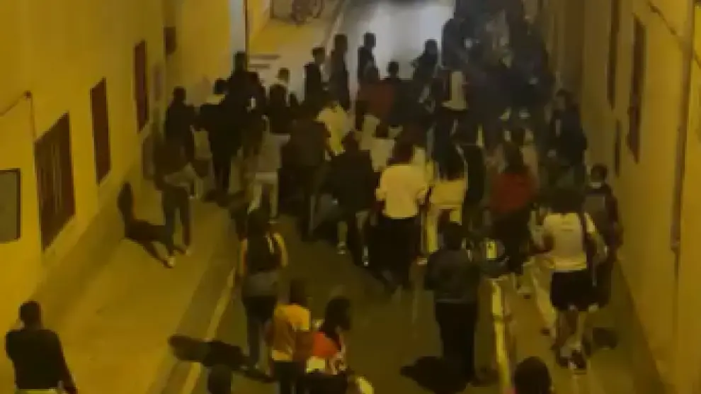 Un momento de la pelea entre jóvenes ocurrida el jueves por la noche en Delicias.