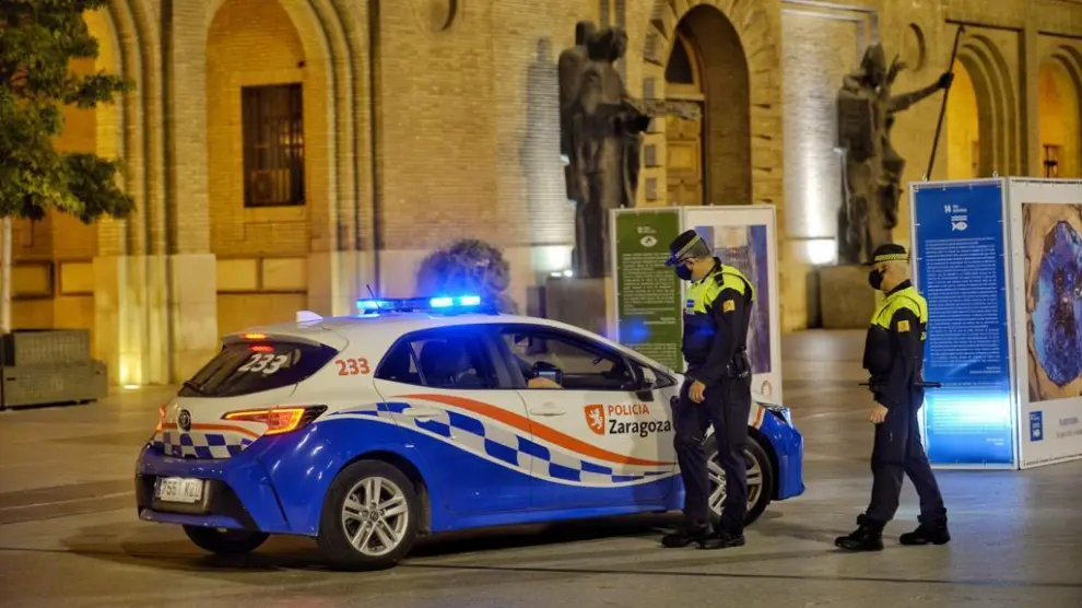 Actuación policial en Zaragoza en el puente del Pilar.