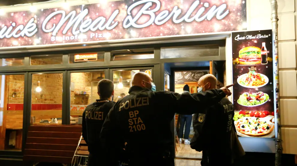 German police control the late-night curfew due to restrictions against the spread of the coronavirus disease (COVID-19) at a restaurant in Berlin