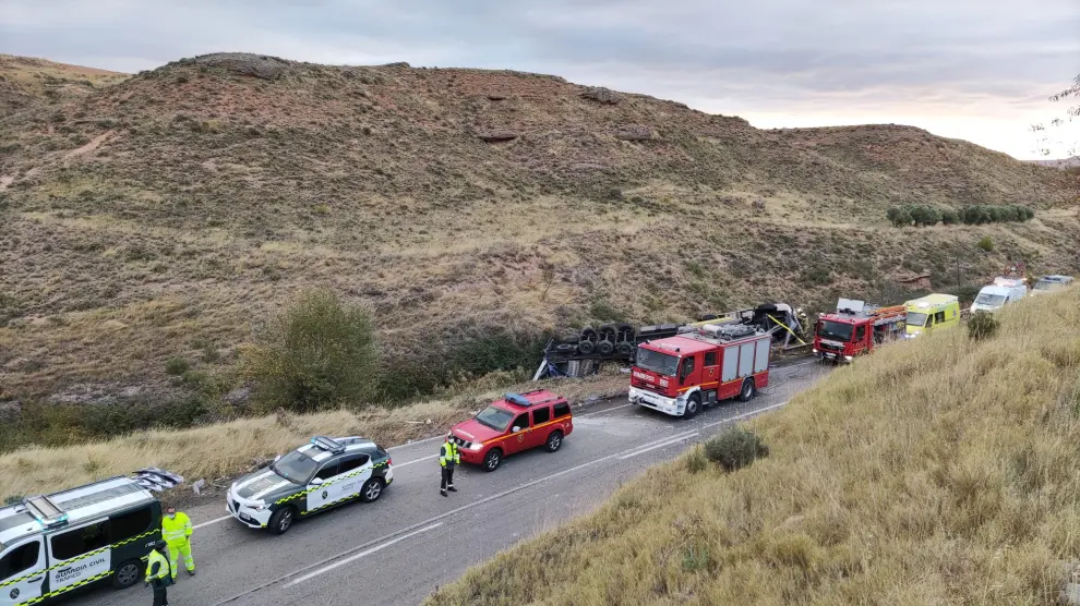 Muere un camionero al salirse de la vía y volcar en la N-122 en Torrellas (Zaragoza)
