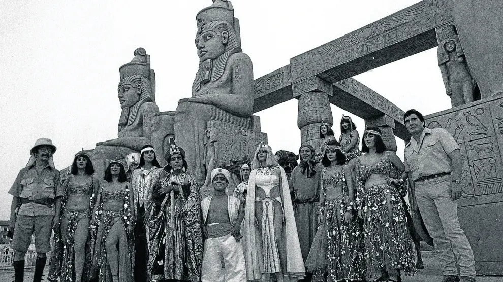 Actores y figurantes ante la reproducción del templo de Luxor, atracción de las Fiestas de 1989.