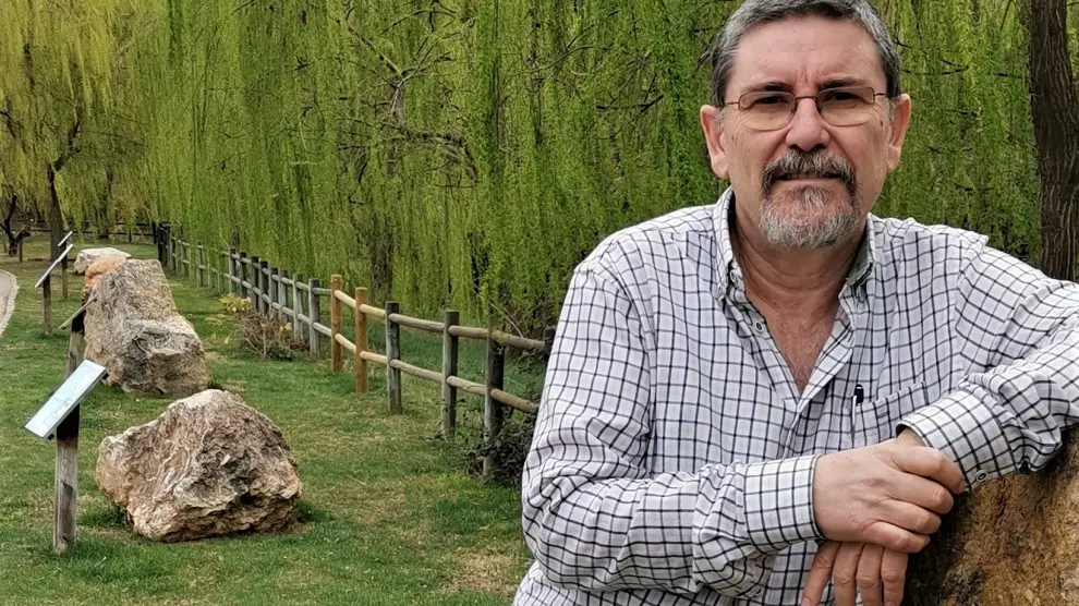 El paleontólogo aragonés Luis Moliner Oliveros, nacido en Alcorisa (Teruel), es el autor de este libro.