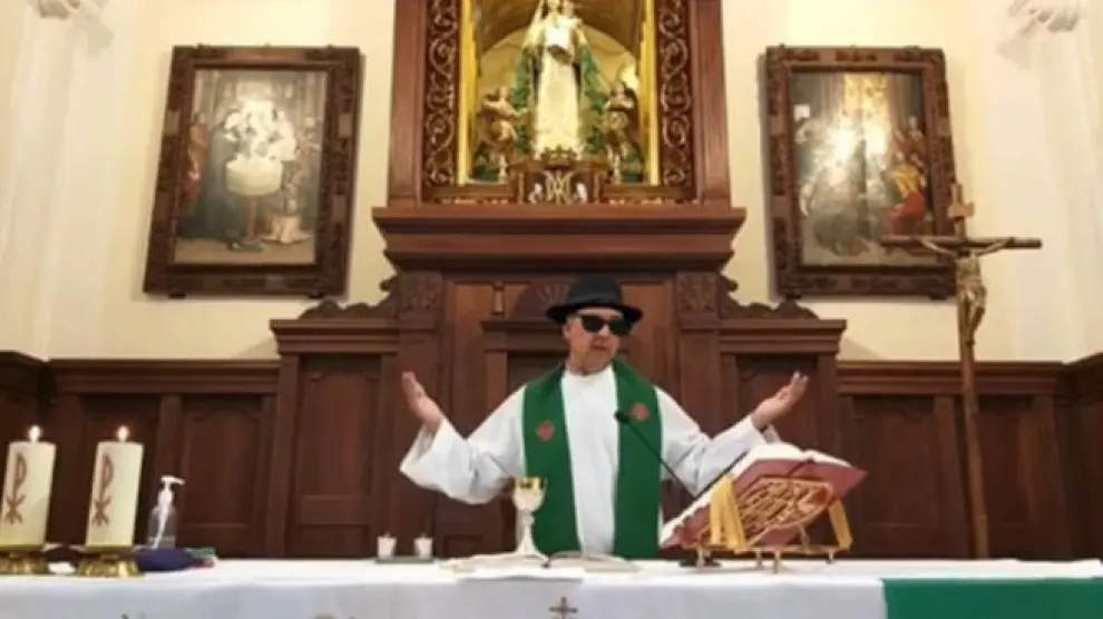 El sacerdote Jesús García Sosa, en una imagen con el filtro que usó por error al retransmitir una misa.
