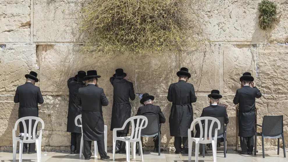 Judíos ultraortodoxos ante el muro de las lamentaciones en Jerusalén