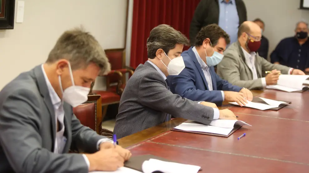 Los alcaldes de Banastás, Huesca, Alerre y Chimillas durante la firma del convenio.