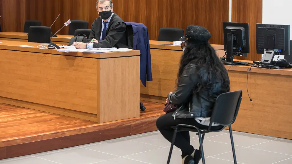 La acusada, con su abogado Javier Osés, durante el juicio celebrado en la Audiencia de Zaragoza.