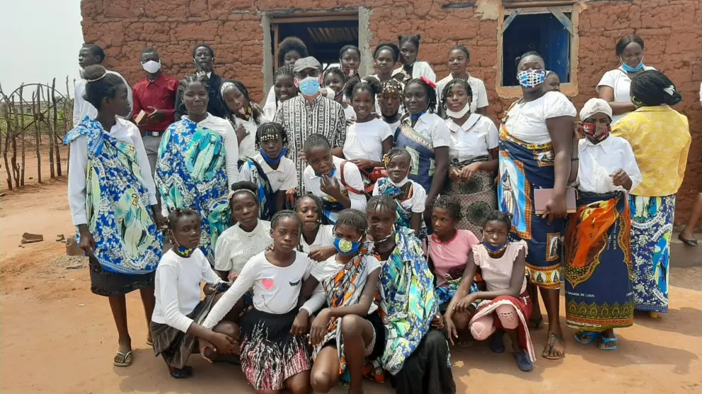 Rafael con los niños del proyecto de menores de Angola.