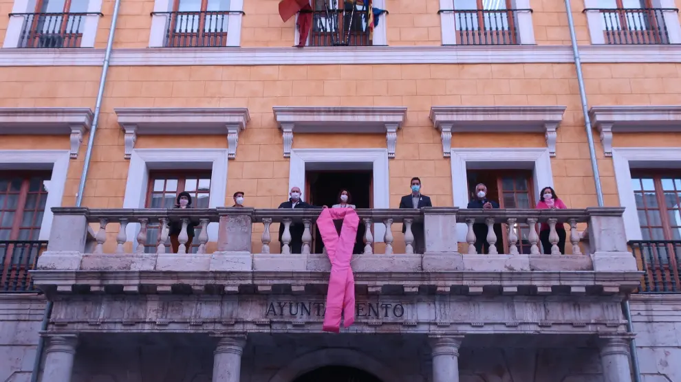 El balcón del Ayuntamiento de Teruel luce un lazo rosa por el Día contra el cáncer de mama