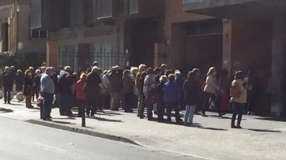 Numerosas personas esperan para vacunarse de la gripe en el centro de Salud de Sagasta de Zaragoza