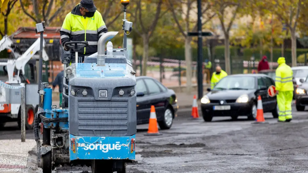 Los trabajos de mejora del asfaltado se centran estos días en Violante de Hungría.