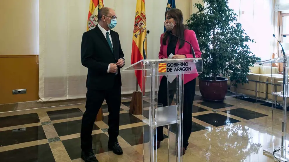 El presidente de Aragón, Javier Lambán, con la consejera de Sanidad, Sira Repollés
