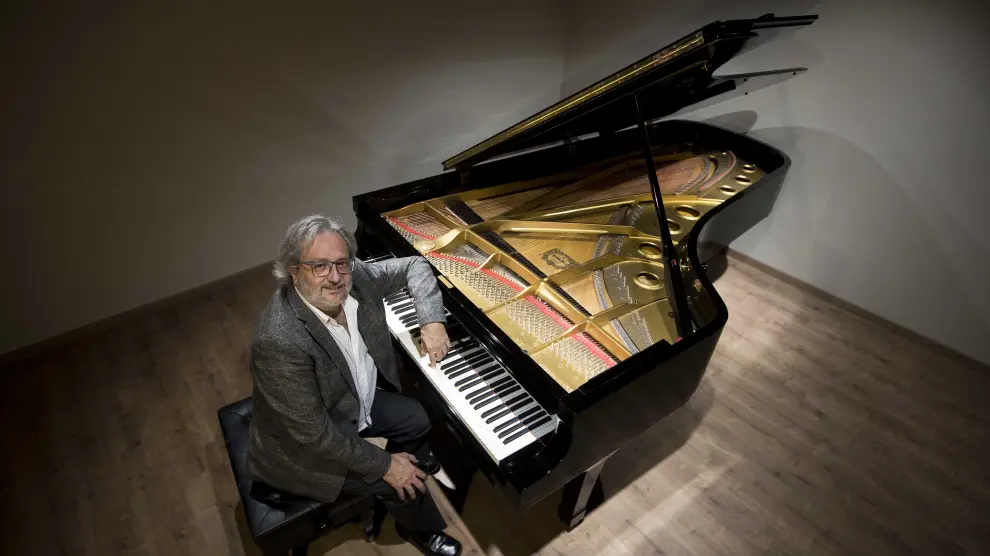 Rubén Lorenzo, ayer, en el estudio donde toca habitualmente el piano