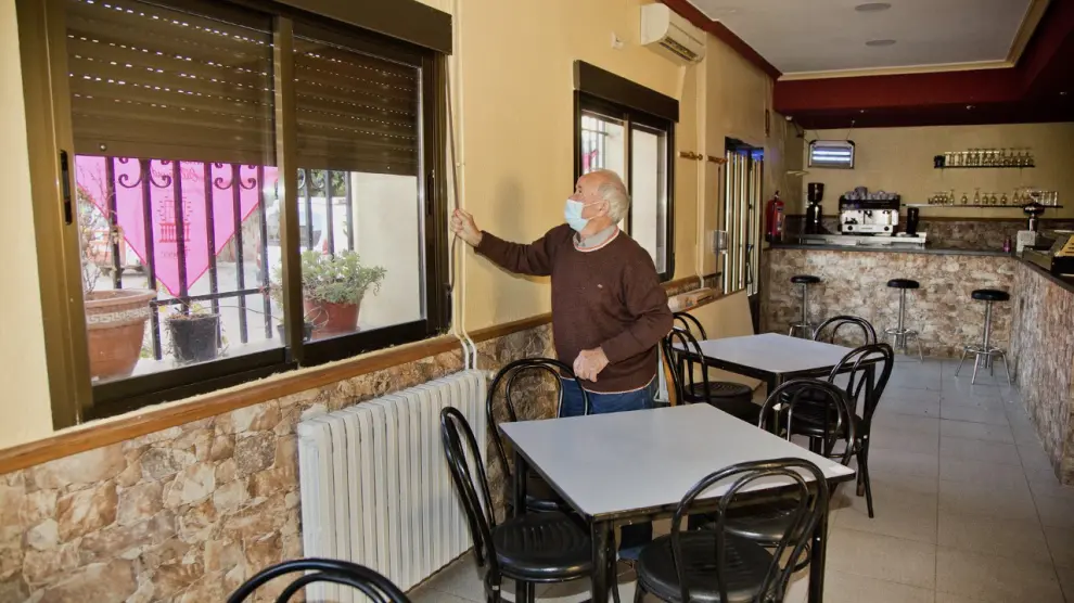 Cruz Ustero, vecino de la localidad, enseña las instalaciones del centro social donde está el bar.