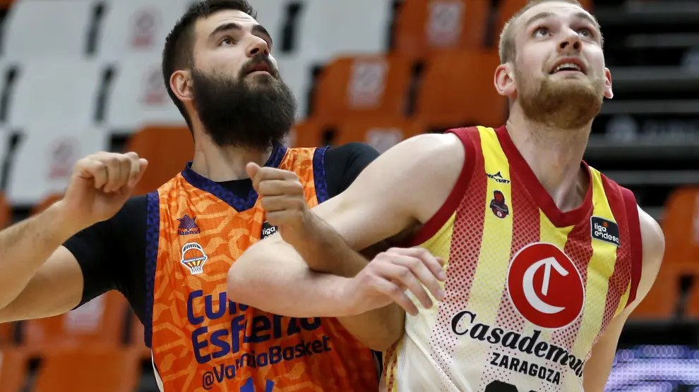 Dubljevic, del Valencia Basket, lucha por el rebote con Hlinason.