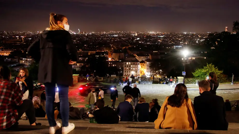 Varias personas disfrutan de las vistas de París, justo antes de las doce, hora a la que en Francia entra en vigor el toque de queda.