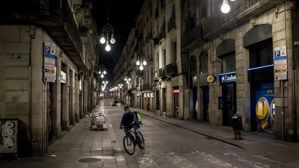 Un hombre en bicicleta, durante el estado de alarma en Barcelona.