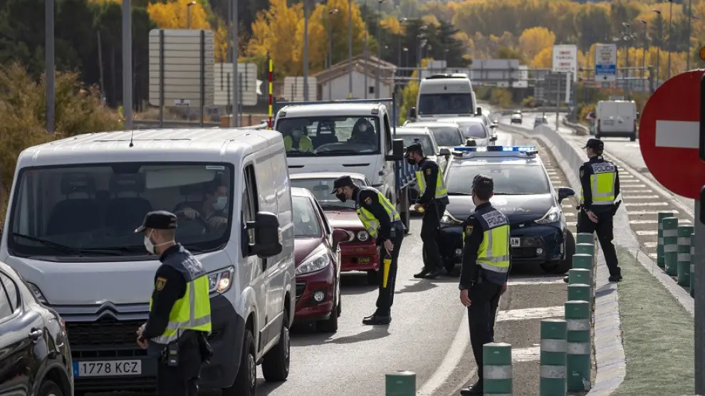 Cntrol de la policia nacional en la entrada y salida de Teruel en la carretera N-234 tras la orden de confinamiento de la ciudad. Foto Antonio Garcia/Bykofoto. .22/10/20 [[[FOTOGRAFOS]]] [[[HA ARCHIVO]]]