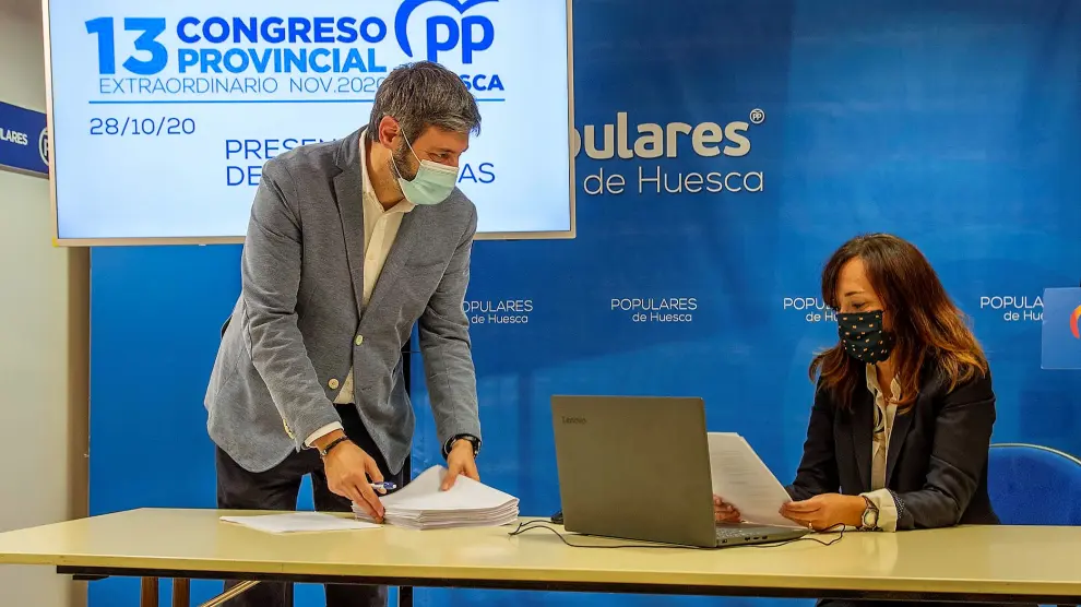 Gerardo Oliván entrega sus avales a la vicepresidenta del Comité Organizador del congreso, Gemma Allué