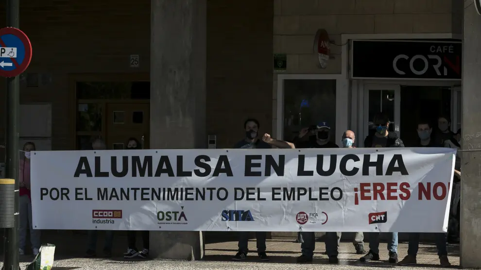 Trabajadores de Alumalsa protestan ante las Cortes de Aragón, este jueves.