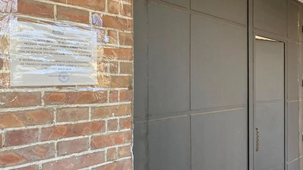 Un cartel en la puerta informa del cierre.