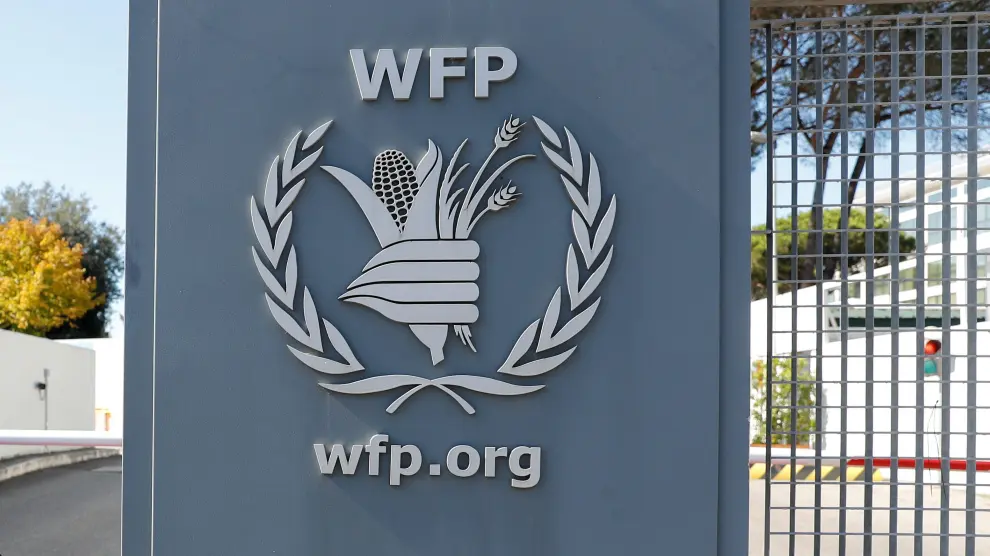 A logo of the World Food Program is seen at their headquarters after the WFP won the 2020 Nobel Peace Prize, in Rome, Italy October 9, 2020. REUTERS/Remo Casilli [[[REUTERS VOCENTO]]] [[[HA ARCHIVO]]] NOBEL-PRIZE/PEACE