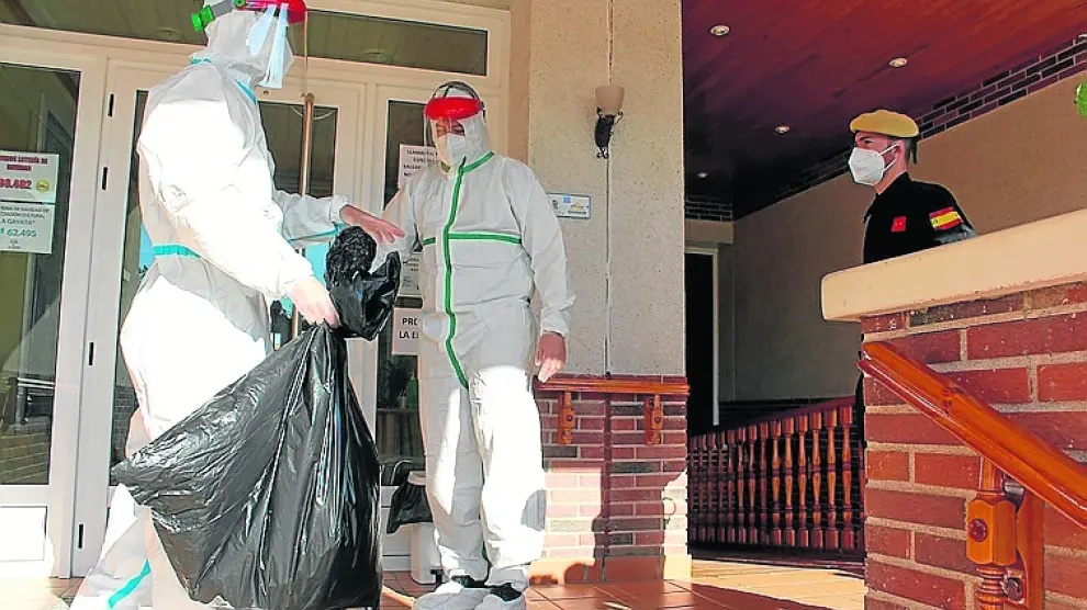 Brote en Grañén. Un total de 24 efectivos de la UME de Zaragoza desinfectaron ayer la residencia de ancianos de Grañén (en la foto), que ya suma 30 internos contagiados y 8 trabajadoras.