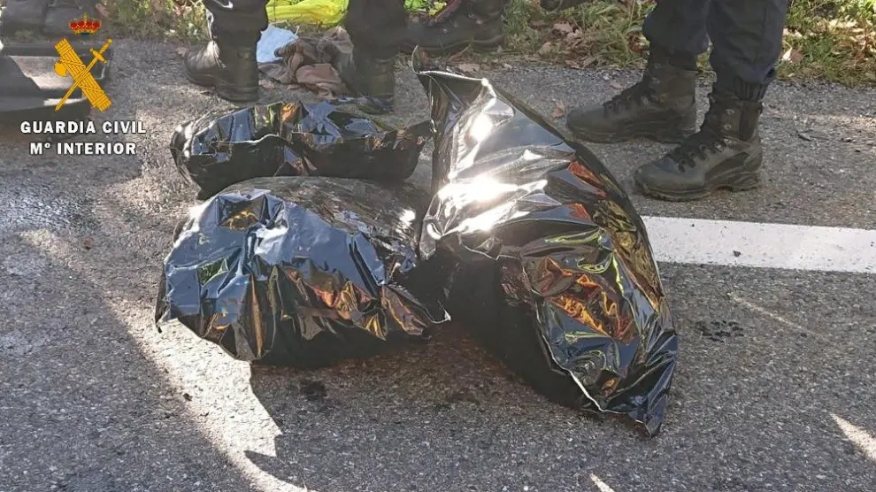 Los policías francecses de la Gendarmerie de Bedous hayaron varias bolsas con 7.5 kilos de cogollos de marihuana y 8.000 euros en el vehículo.