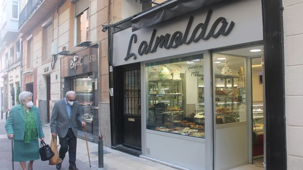 Una imagen del exterior de la pastelería Lalmolda, decorada con motivos de Halloween, en la calle de Méndez Núñez.