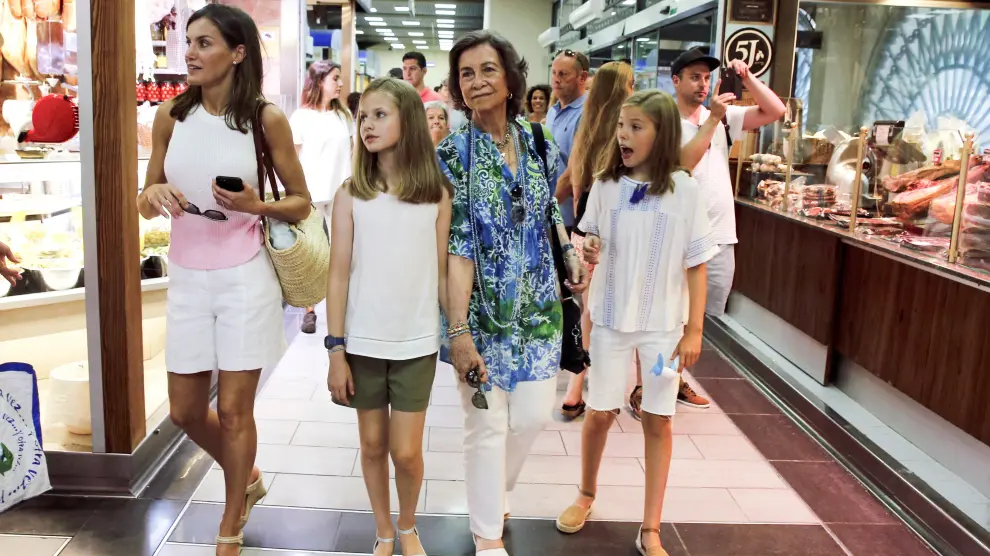 La reina Letizia, acompaña de sus hijas, junto a la reina Sofía en el mercado del Olivar de Palma de Mallorca en 2018.