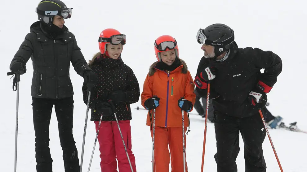 Los Reyes de España y sus hijas durante una jornada de esquí en Astún en febrero de 2017