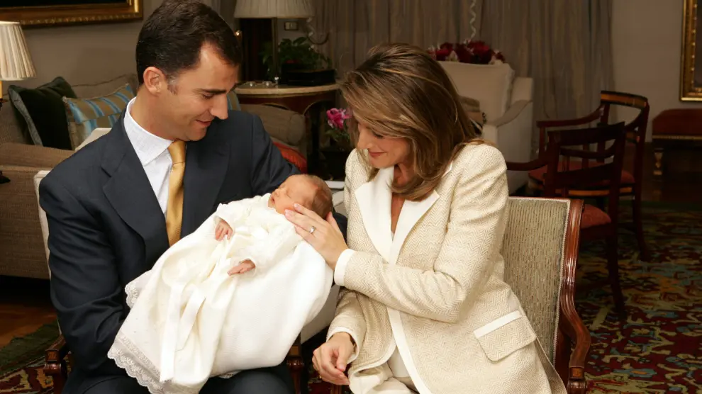 Spain's newborn Infanta Leonor sleeps in the arms of her father Crown Prince Felipe (L) as her mother Princess Letizia touches her face at the Zarzuela Palace in Madrid November 7, 2005. Spain's future queen, Princess Letizia, gave birth one week ago to the couple's first child, a girl named Leonor, lending urgency to a debate on changing the constitution to give women the same right as men to inherit the throne. REUTERS/Borja/Casa de Su Majested el Rey/Handout [[[HA ARCHIVO]]] SPAIN PRINCESS