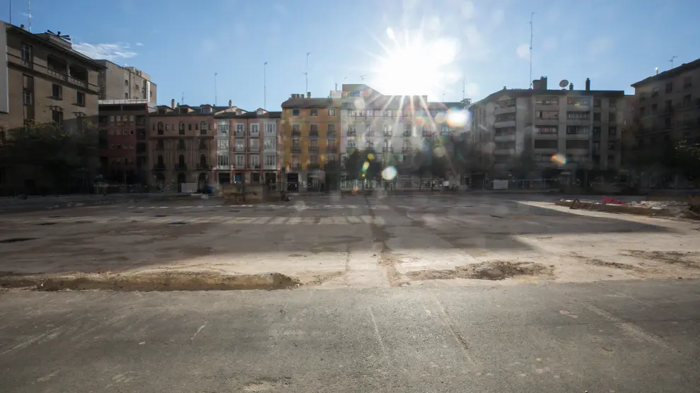 El sol ha dominado la jornada de este lunes en Zaragoza, como se ve en la plaza de Salamero.