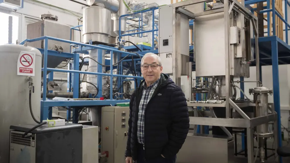 El catedreático de Ingeniería Química, Jesús Arauzo, en un laboratorio de investigación de la Universidad de Zaragoza.