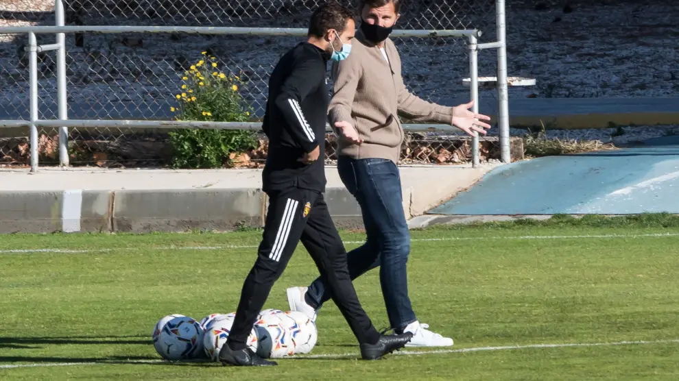 Rubén Baraja y Lalo Arantegui conversan en el entrenamiento de ayer en la Ciudad Deportiva.